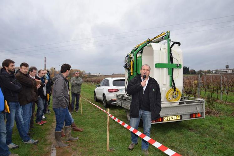 Les entrepreneurs agricoles ont présenté un matériel permettant de réduire l’usage des produits phytosanitaires, le mercredi 23 novembre, au lycée agricole de l’Oisellerie.