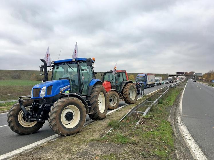 Sur le rond-point de La Crèche, mardi matin 20 novembre, les agriculteurs - en majorité les Jeunes agriculteurs des Deux-Sèvres - ont distribué des tracts aux automobilistes. « Non à la taxation punitive du carburant, Oui au développement des énergies alternatives ! », pouvait-on lire, sur les feuilles.