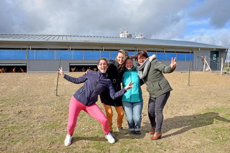 Maria Le Houerou, Sophie Corbin, Éloïse Augereau et Stéphanie Saboureau (de gauche à droite), cheffes d’exploitation et mamans, mènent leur vie tambour battant.