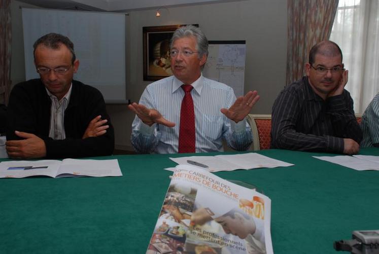 Claude Guignard, entouré de Laurent Cathala (à droite sur la photo) et Emmanuel Gripon (à gauche), annonce avec enthousiasme le mise à l’honneur de la gastronomie malgache.