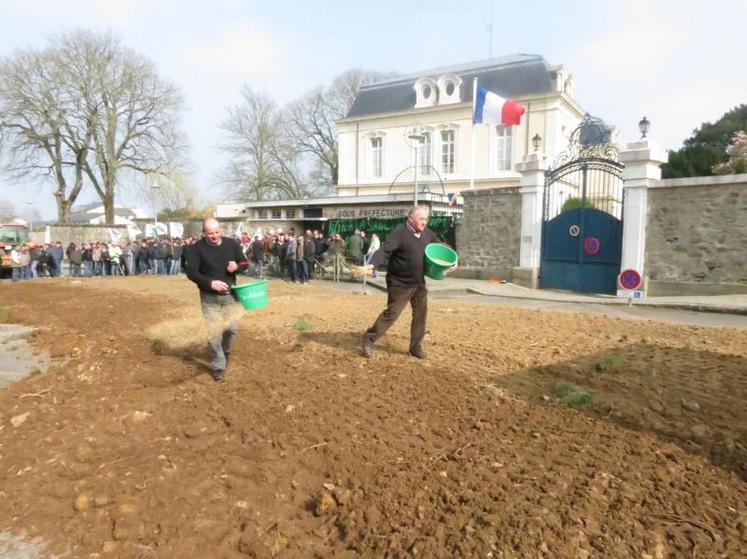 Alors que devant la sous-préfecture une équipe s’occupait de préparer le semis puis de semer à la volée une belle prairie, une délégation était reçue par Annick Pâquet, sous-préfète de Bressuire.