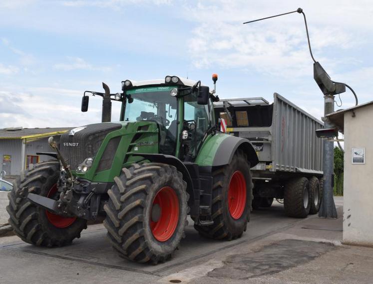 Il peut également être nécessaire de s'adapter aux limitations de tonnage indiquées par les panneaux de signalisation locale.