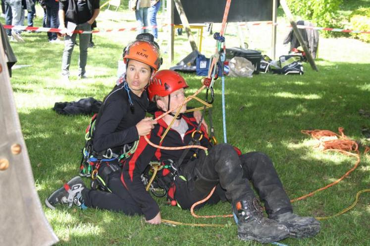 En démonstration, Laure Guillaume, formatrice au CFPPA du Petit Chadignac , a réalisé un secours aérien. 