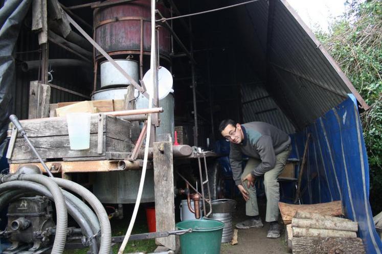 Georges Magny avec son alambic de 1946 propose une double distillation en une seule fois.