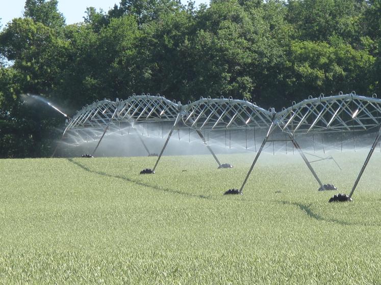 Parmi les mesures de ce plan, « 30 M€ supplémentaires » devraient être investis dans l’équipement des agriculteurs avec des « systèmes d’irrigation plus économes en eau ».