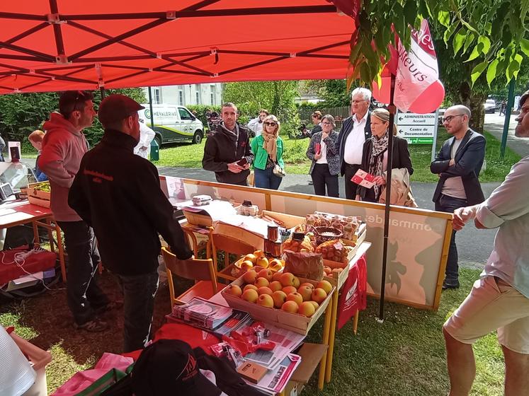 La députée Anne-Laure Babault avait fait le déplacement pour découvrir cet événement. Elle a notamment pu y rencontrer les Jeunes Agriculteurs, qui y vendaient leurs paniers de producteurs, pour discuter circuits courts.