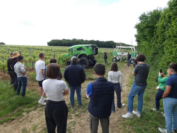 La réflexion sur l’avenir de l’agriculture et la promotion des métiers agricoles faisaient partie des buts de cette première édition de l’Agrofest. Les démonstrations effectuées par les robots agricoles amenés par le groupe Ouvrard ont attiré la curiosité des jeunes comme des moins jeunes.