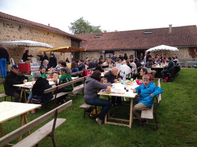 Avec une présence sur Internet plus maîtrisée, les adhérents du réseau Bienvenue à la ferme, ici lors d’un marché de producteurs de pays, peuvent espérer accroître leurs ventes de 23%.