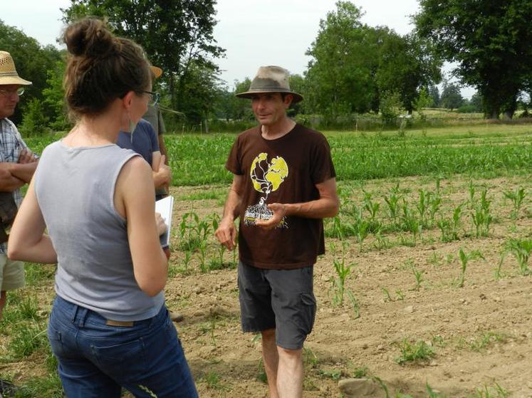 Le 13 juin, Éric Germond a présenté à une trentaine de personnes sa parcelle d’essais en maïs population.