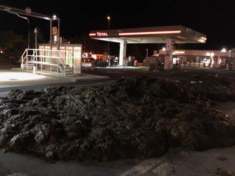 Une quarantaine d’agriculteurs a «bloqué» les accès des stations Total rochelaises.