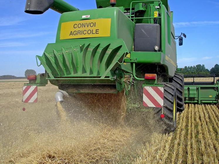 Trois Cuma vendéennes ont choisi le système Turbopaille. La menue paille est déposée sur l’andain et ensuite pressée avec la paille.