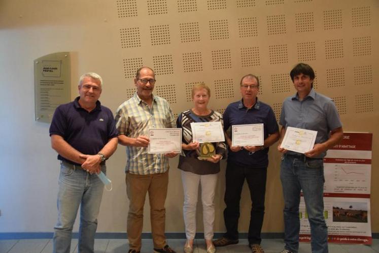 L'assemblée générale de Bovins Croissance a été pour le président Alexandre Avril de Fraguier de remettre le Sabot de Bronze 2021 au GAEC Dessalas et le Sabot d'Or 2020 à l'EARL de la Ficherie.