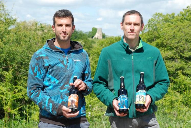 Julien Bertrand et Jean-Marie Birtegue brassent la Gabarde, bière fabriquée à Clessé, pays des collines et leurs moulins. Vendue à la brasserie ou sur des marchés locaux, on la trouve également dans quelques bars à bière de la région.