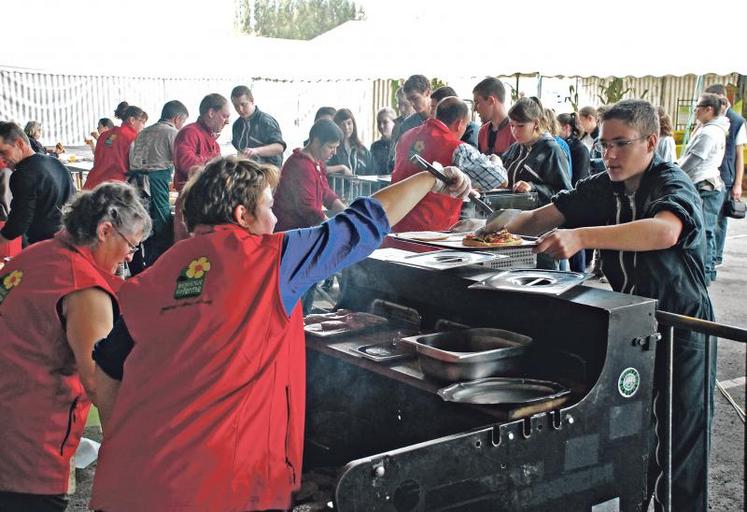 Les hamburgers locaux ont régalé les lycéens investis dans l’organisation du festival. Six cents repas Gatiburgers ont été servis tout au long du week-end quand les organisateurs en prévoyaient 500. Un franc succès.