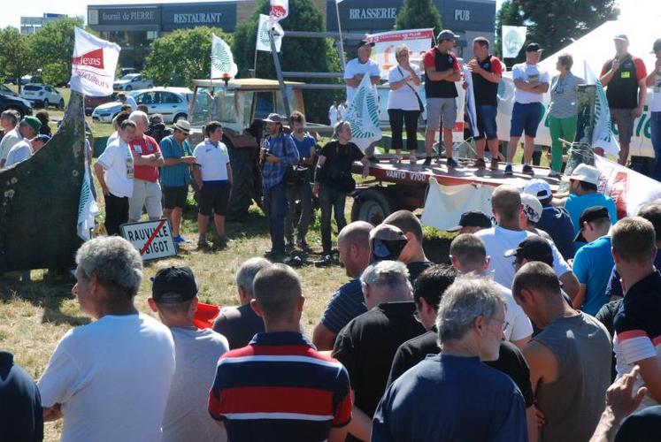 Ils étaient plusieurs centaines à faire le pied de grue devant le siège de Lactalis, dénonçant l’attitude du géant mondial, qui pratique des prix bas et qui n’a pas signé la charte de valeurs de la FNPL.