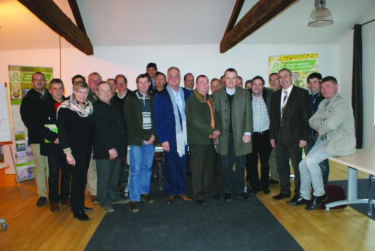 Les négociants des deux Charentes réunis chez la maison de cognac Meukow.