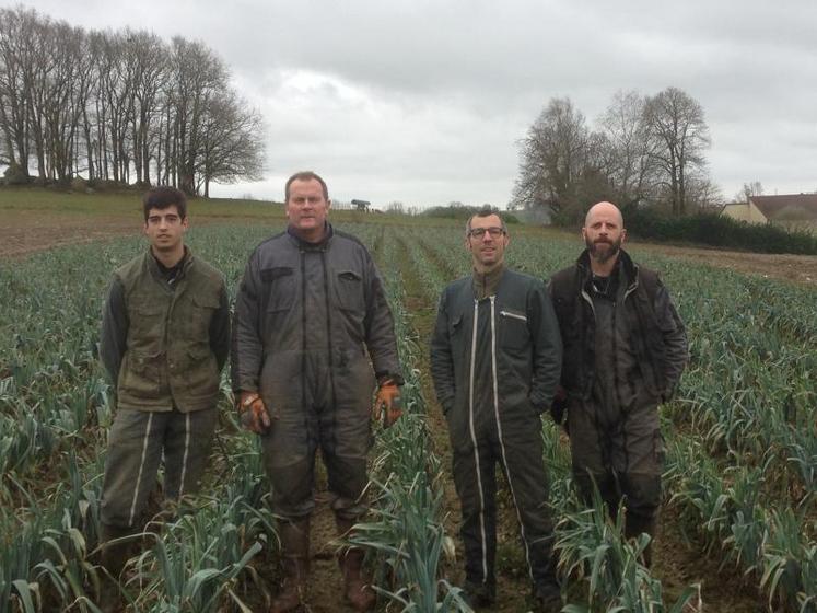 Julien Grellier, Jean-Marie Roy, Vincent Frappier et Antoine Biteau (de gauche à droite), les quatre associés du Gaec Les Rocs, à Saint-Mesmin, en Vendée, dans leur champ de poireaux.