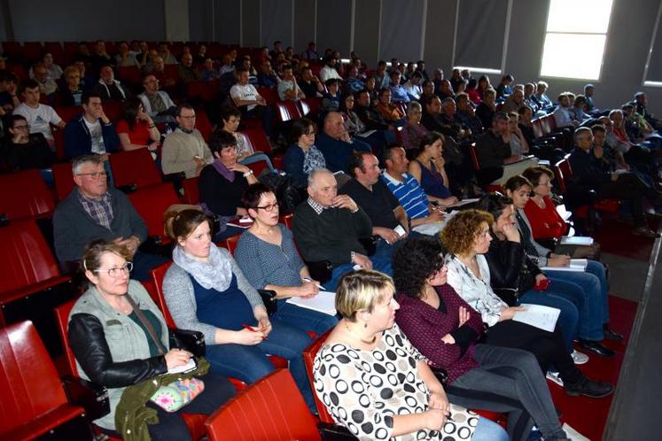 Salle bien remplie et beaucoup de questions à la réunion publique organisée au Lycée de l'Oisellerie à La Couronne.