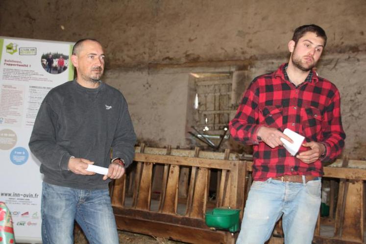 Victor Leglantier (à droite) apprécie que son salarié, Laurent Fleurat,soit complètement autonome sur l’élevage.