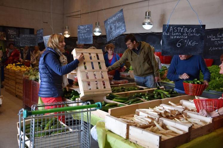 Une quinzaine de producteurs sont présents tous les vendredis après-midi à la ferme du Tambourinour.