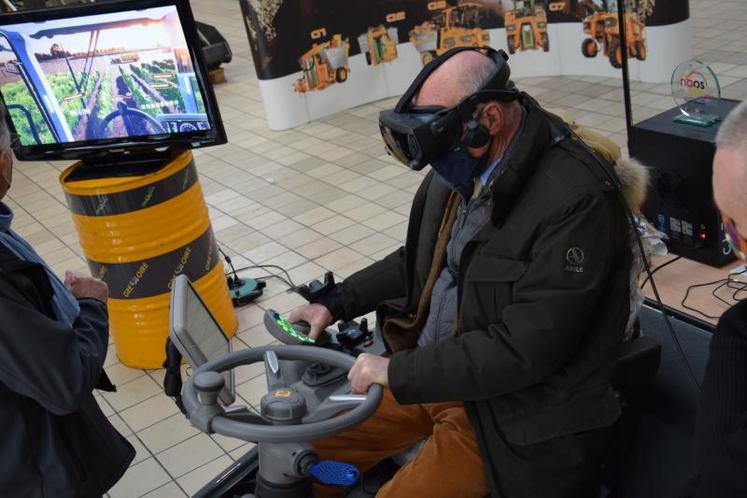 Le président de la région Nouvelle-Aquitaine, Alain Rousset, a vendangé des vignes virtuellement.
