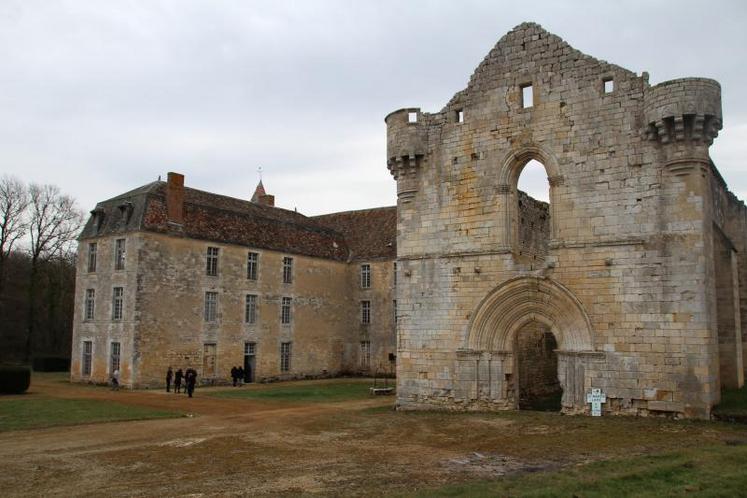 L’abbaye royale de la Réau, à Saint-Martin L’Ars, est classé monument historique depuis 1941.