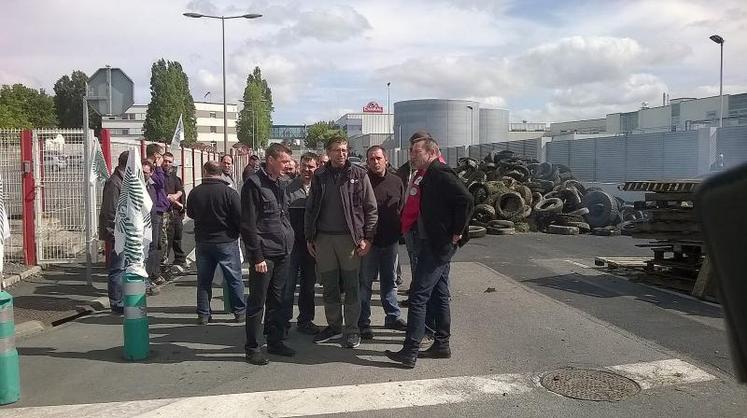 Les éleveurs ont bloqué l’abattoir Charal de Cholet jeudi 7 mai dès 3 h du matin.