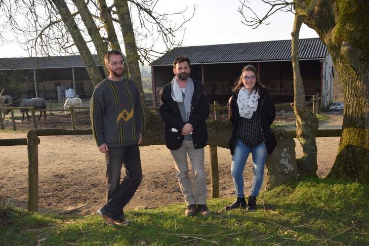 Kévin Certenais (à gauche), le coordinateur de la rencontre, Étienne Berger, le directeur de Bocage pays branché, et Alice Gonnord, chargée de mission à Bocage pays branché, sont en charge de l’organisation de la rencontre, qui se déroulera pendant deux jours en Deux-Sèvres, au Hameau du Nay.