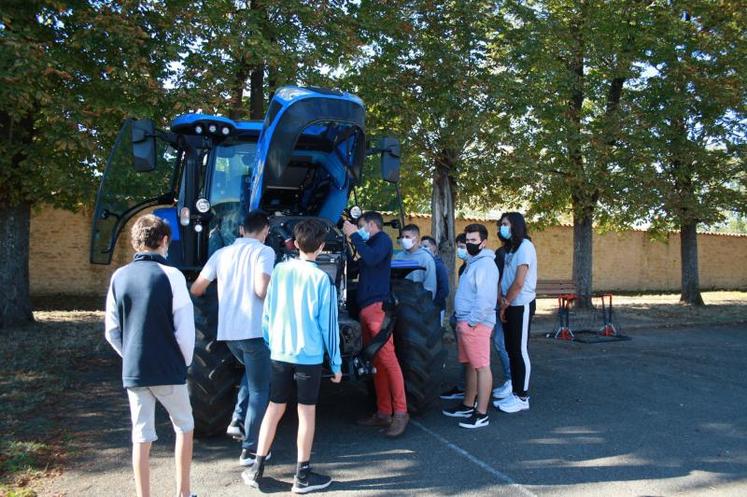 Un atelier se déroulait à l'extérieur, avec un tracteur mis à disposition par le concessionnaire Ouvrard pour évoquer les vérifications à faire avant d'utiliser un matériel.