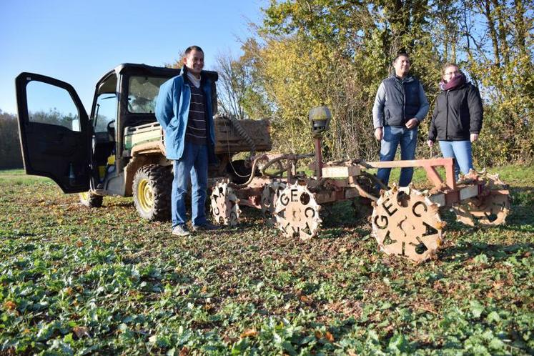 Maxime Bujon et Lionel Machet investissent dans l’outil Fertilio e-RM. Eva Bejaud, référant expert service chez Terrena, les accompagne.