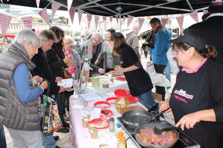 Made in Viande au marché à Niort le 25 octobre au grand plaisir des gourmands. L’occasion d’expliquer et de communiquer sur les portes ouvertes.