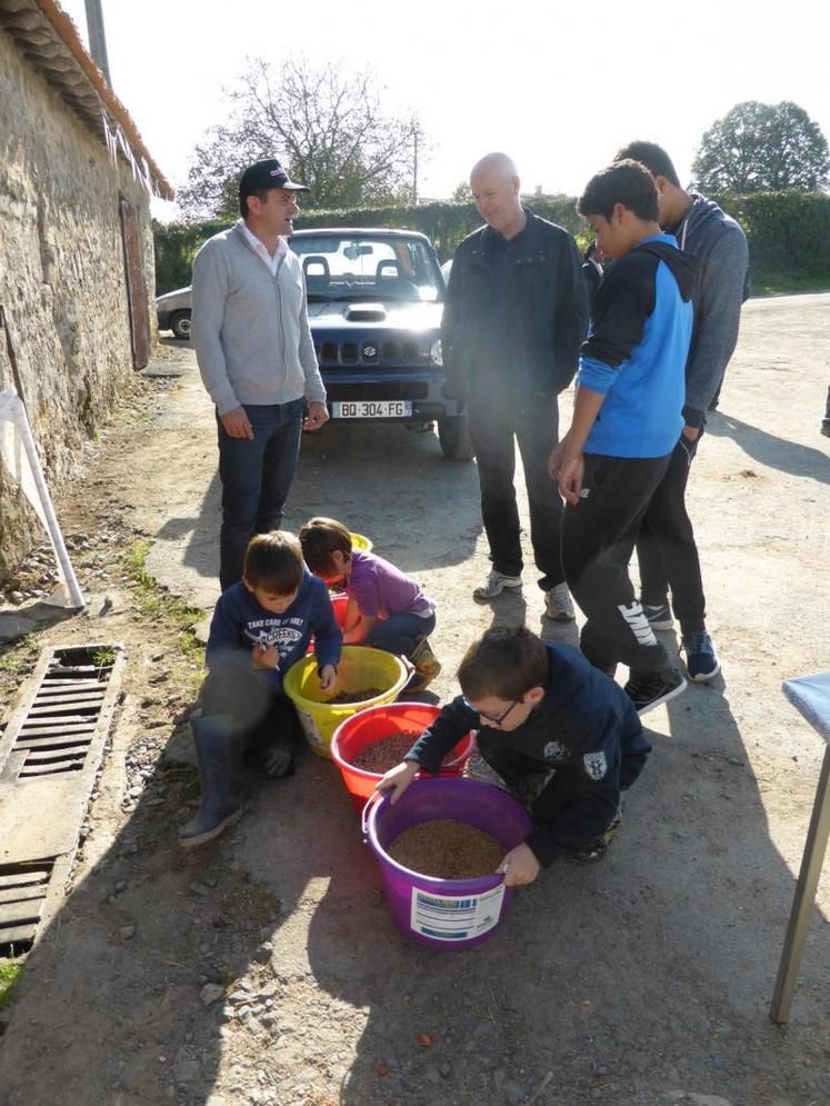 Mercredi 29 octobre, à l'issue de la visite du marché ovin de Parthenay, les visiteurs ont découvert l'exploitation de Denis Coudreau. Un focus sur les aliments au grand plaisir des enfants.