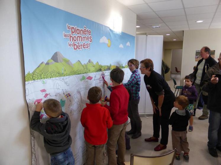 Le marché aux veaux de Lezay était aux couleurs de Made in viande mardi 28 octobre. Dans les nouveaux locaux, après la découverte des animaux, les enfants ont colorié une fresque à l'effigie de l'&eacute