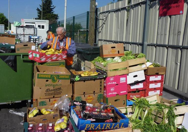 Suite à la loi du 11 février 2016, les supermarchés français 
sont contraints de redistribuer les invendus à des associations de lutte contre la pauvreté.