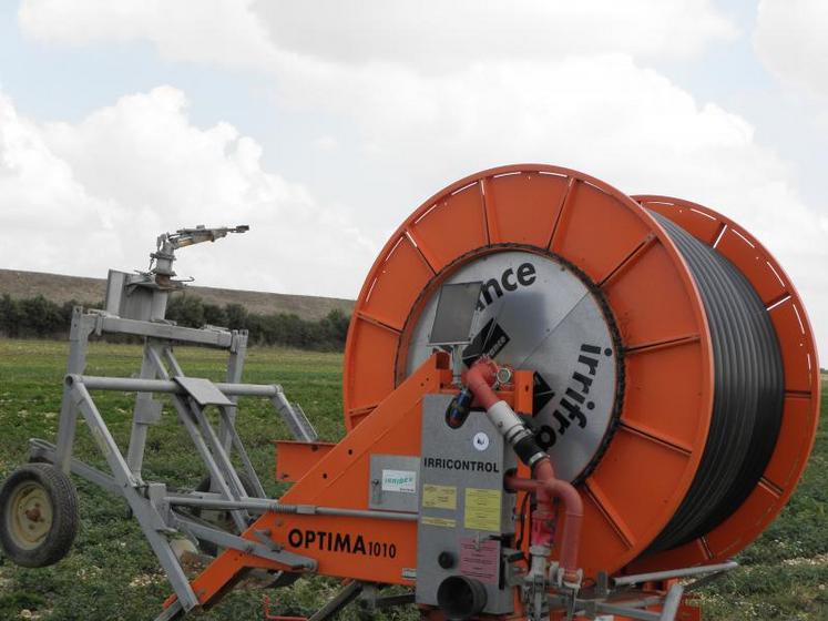 Alors que les périodes de sécheresses se succèdent, le monde agricole met en place l’auto-limitation afin de préserver la ressource.