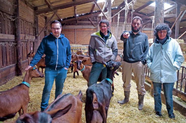 De gauche à droite, Julien Thabault, le « filleul », et ses « parrains », Baptiste Delhomme, François Pousset et Catherine Bernard qui lui cédera ses parts, a priori, dans sept mois.