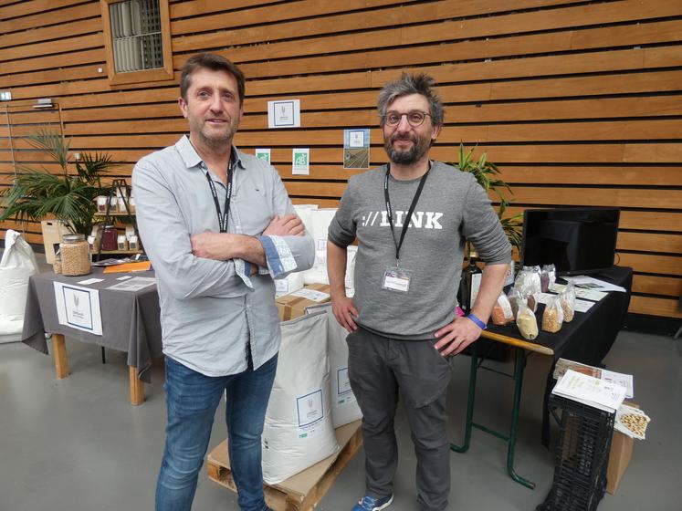 Deux agriculteurs, Christophe Guibert et Pierre-François Robin, étaient présents sur l’espace « Producteurs locaux » du salon. 