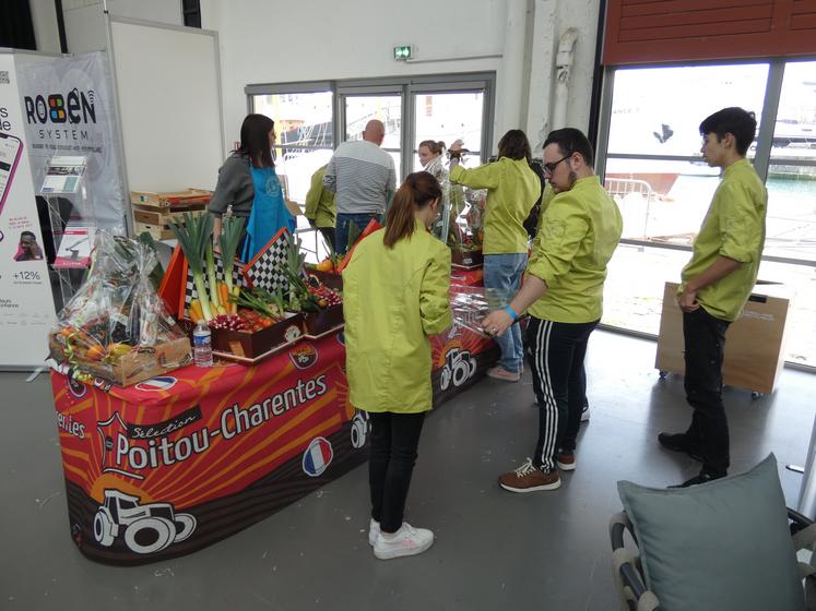 De jeunes élèves primeurs du CFA de Lagord se sont livrés à un concours de confection de paniers de fruits et légumes. 