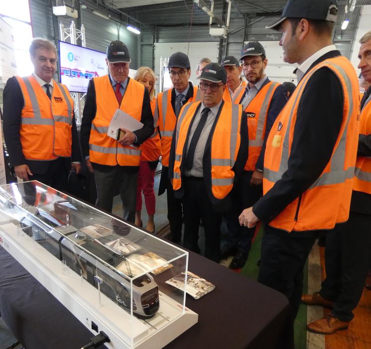 Jacques Berling (à droite) a présenté le ‘‘Train léger innovant’’ à la délégation présente, notamment Alain Rousset, président de la Région Nouvelle-Aquitaine, Jean-Pierre Farandou, PDF du Groupe SNCF, et Jacky Emon, conseiller régional et président du Ferrocampus. 