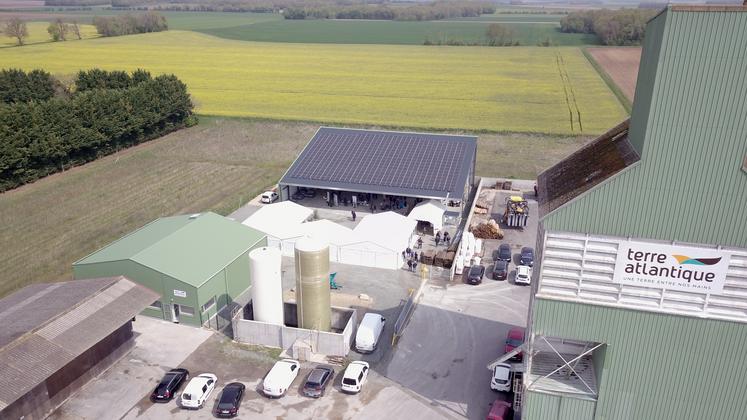 Le nouvel espace de Terre Atlantique à Sainte-Même se compose d’un magasin avec bureau et salle de réunion (en bas à gauche) et d’un hangar photovoltaïque (au second plan).