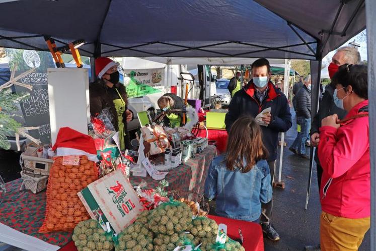 De nombreux producteurs proposaient des paniers gourmandes, à déposer au pied du sapin. Une excellente manière de faire découvrir les saveurs du terroir charentais autour de soi.