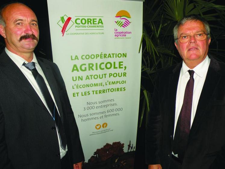 A gauche, Philippe Delusset, président de Coréa, et Bernard François, directeur, lors de l’assemblée générale, le 4 décembre 2014 à Civray.