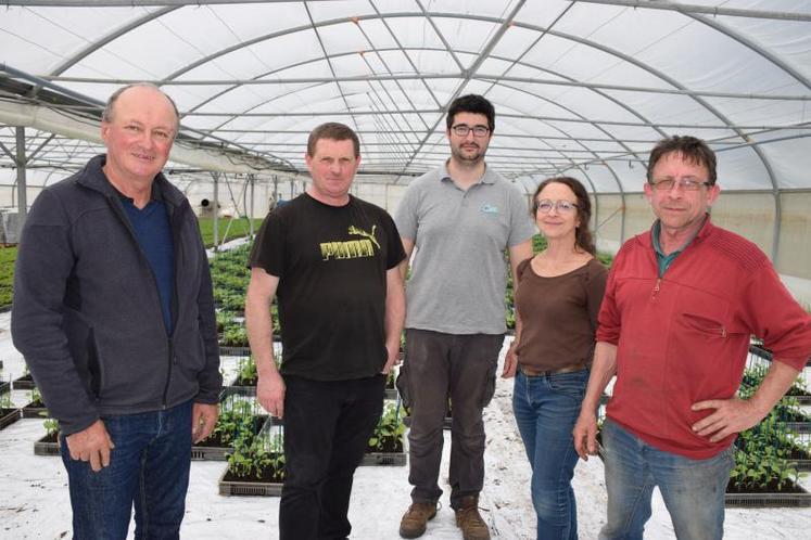 Guy Lacaze, Philippe Moreau, Manuel Rault, Annick et Jean-Jacques Pineau, soeur et frère (de gauche à droite), travaillent ensemble à l’Earl Les Jardins de la Belle depuis la reprise de l’exploitation par Manuel et Philippe, en janvier 2019. Les anciens conseillent les plus jeunes.