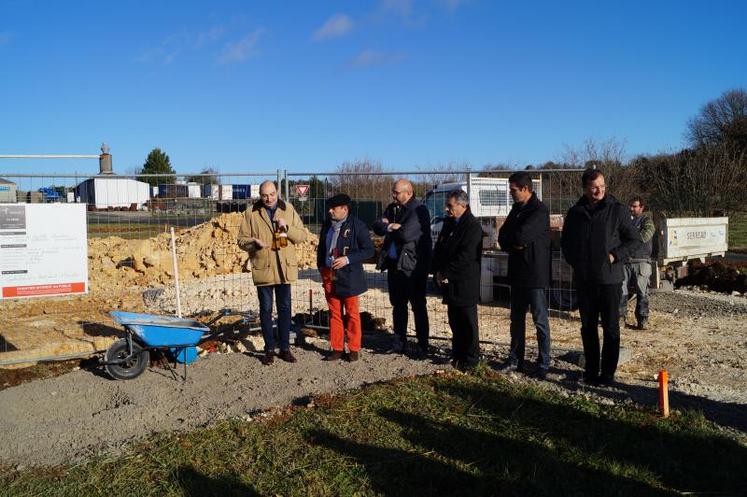 Les partenaires professionnels et financiers du centre vont enterrer symboliquement deux bouteilles, l’une contenant du pineau à base de chauché gris (dans les mains de Lillian Jousson, à gauche), l’autre contenant un plant de vigne (portée par François Bodin, deuxième à gauche).