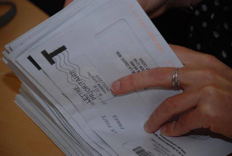 Le bureau de vote vient de recevoir les enveloppes du canton de La Mothe-Saint-Héray. Première étape : vérifier le nombre, le canton et le cachet de la poste (antérieur au 28 janvier), les signatures.