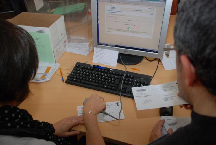 L'opérateur scanne les enveloppes « T » qui, dans un second temps, seront à nouveau comptées. Le nombre sera rapproché de celui affiché à l'écran.