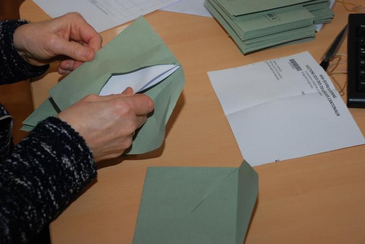 Les bulletins sont retirés des enveloppes bleues avant d’être scannés. Les votes blancs et nuls sont également comptabilisés.