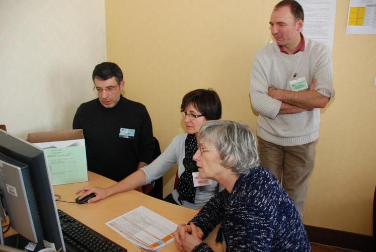 Le bureau valide les votes du canton en présence d’un membre de la commission électorale. Ici, le président, Bertrand Minaud.