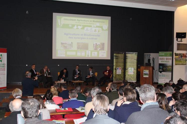 Table ronde avec de gauche à droite sur la scène : Luc Servant (Vice-président Chambre Régionale Agriculture, Henri Sabarot (Conseiller Régional), Guillaume Désenfant (Directeur Communication FDC33), Olivier Thibaut (Directeur ONCFS), Maxence Ronchi (Directeur FDC86) et Bernard Guerry (DRAAF).