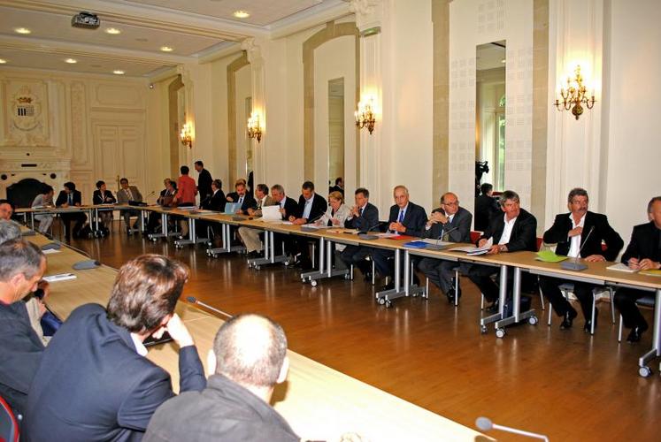 Réunion sur l’avenir du groupe Doux, lundi 4 juin, à la préfecture de Bretagne.